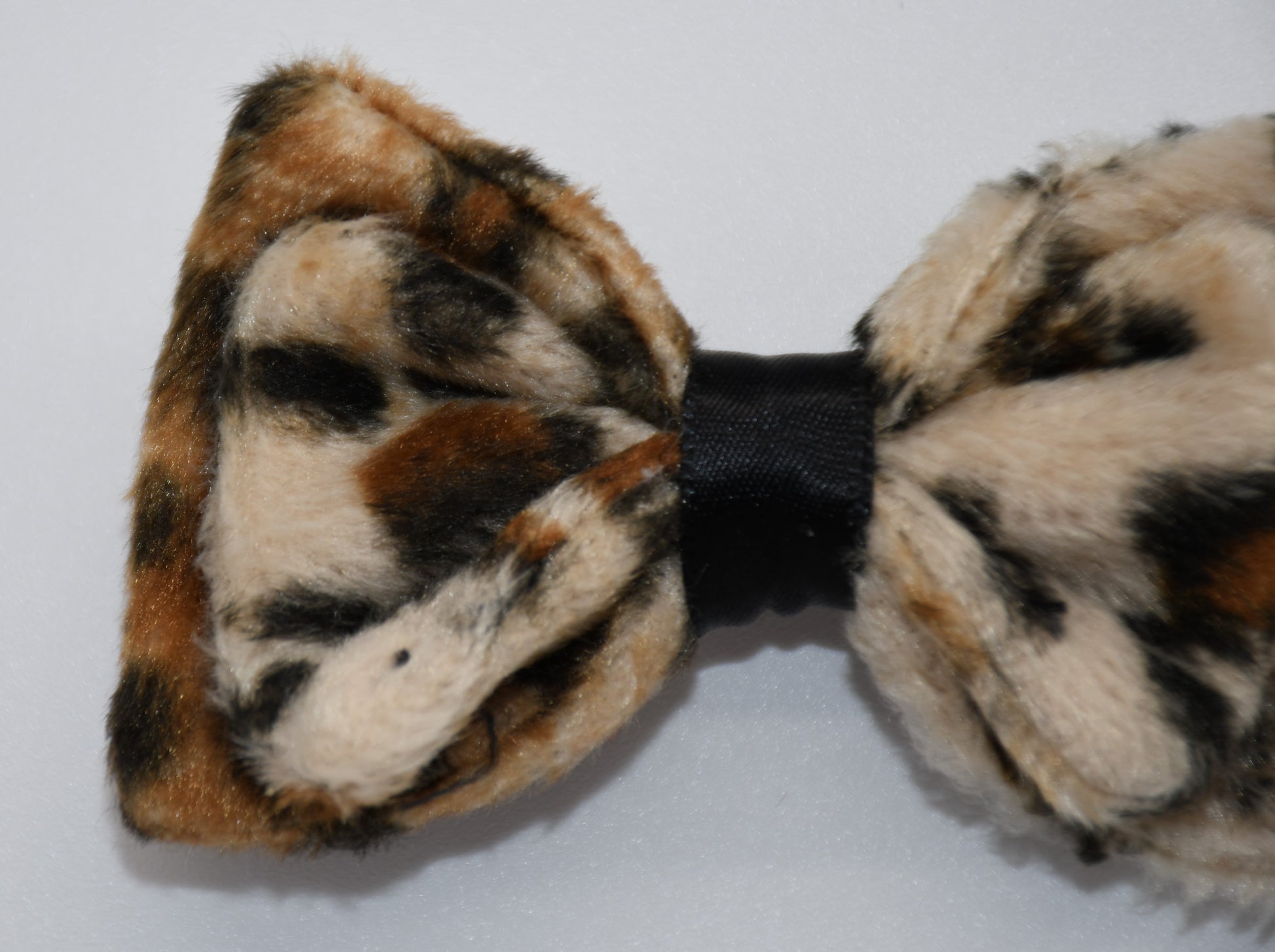 Leopard Opulence Fur Hair Bow
All items are Limited Quantity.
Made of Faux Fur Leopard Print Fabric. Double Hair Bow Design.
Black ribbon. Hair bow measures 3 inches wide and 2 inches tall.