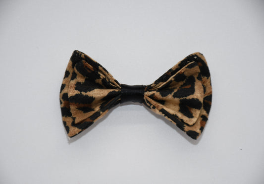 Wild Whiskers Dog and Cat Hair Bow. All items are Limited Quantity.
Made of a leopard print fabric
Double bow design and black ribbon. Hair bow measures 3 inches wide and 2 inches tall.