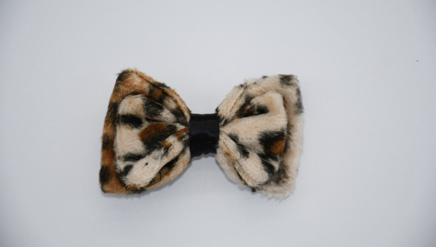 Leopard Opulence Fur Hair Bow
All items are Limited Quantity.
Made of Faux Fur Leopard Print Fabric. Double Hair Bow Design.
Black ribbon. Hair bow measures 3 inches wide and 2 inches tall.